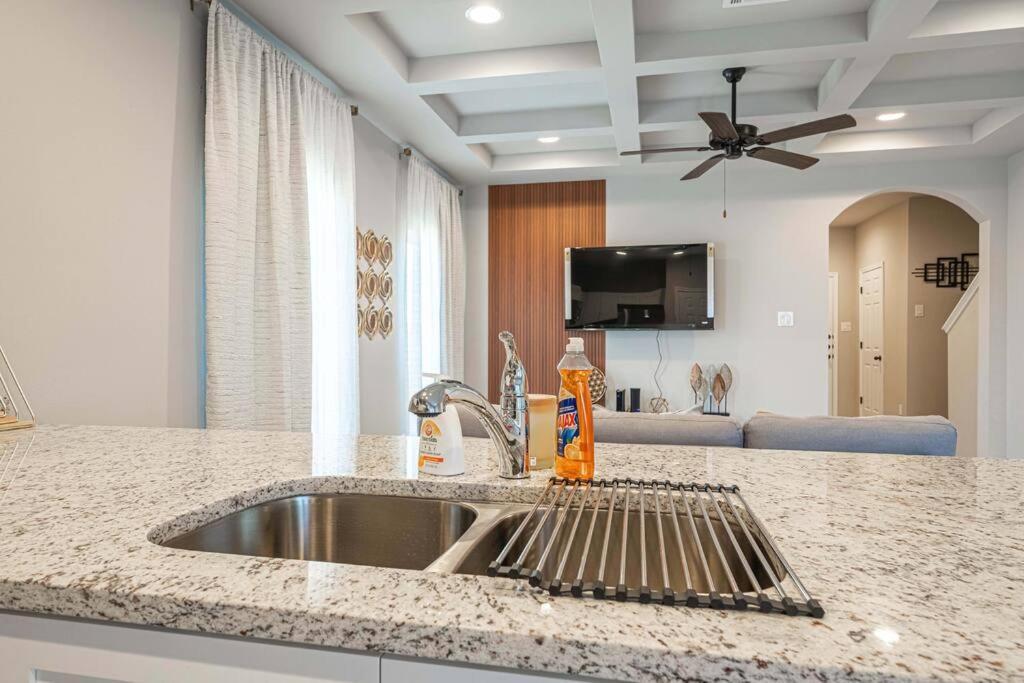 Gorgeous, Brand New 3 Bedrooms Home- Built 2024, Near Seaworld & Lackland Afb San Antonio Luaran gambar